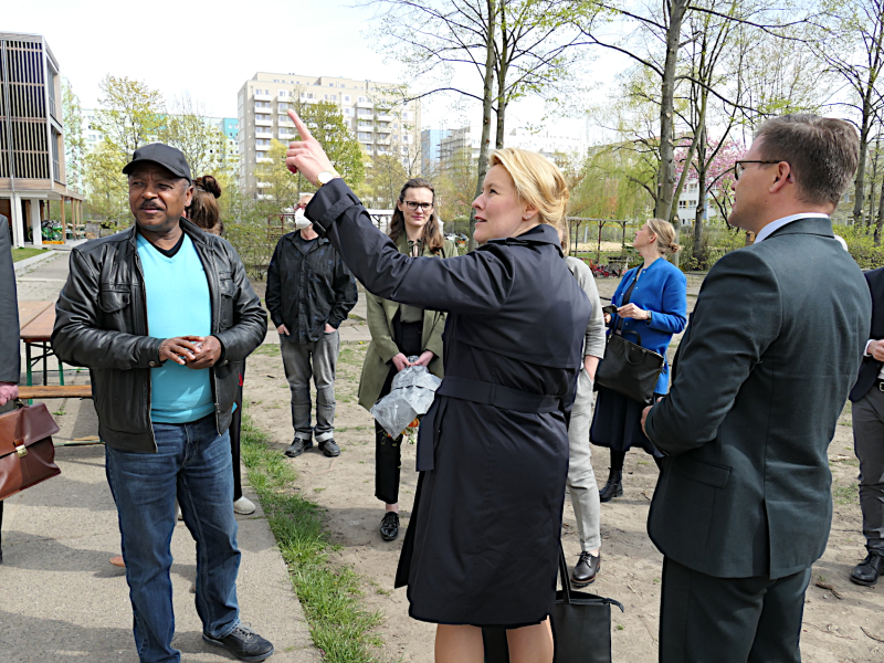 Mekonnen Shiferaw (links) informiert die Regierende Bürgermeisterin Franziska Giffey und Staatsminister Carsten Schneider über die Arbeit im frisch sanierten Haus Babylon. 