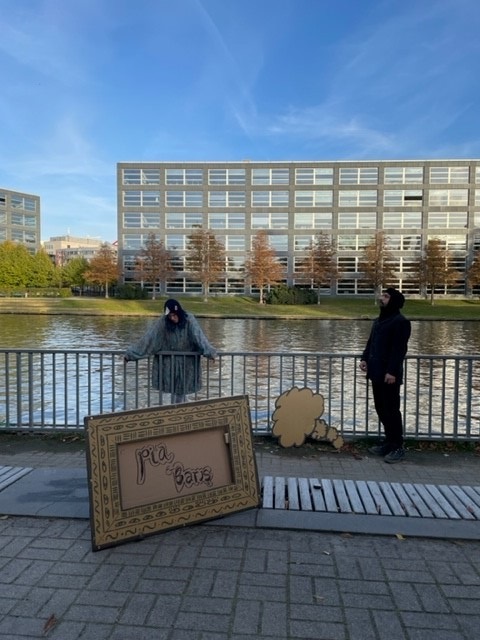 Die Kunstschaffenden Pia und Baris bei ihrer „Performance an einem Metallobjekt am Ufer“ (Bild: QM Beusselstraße)