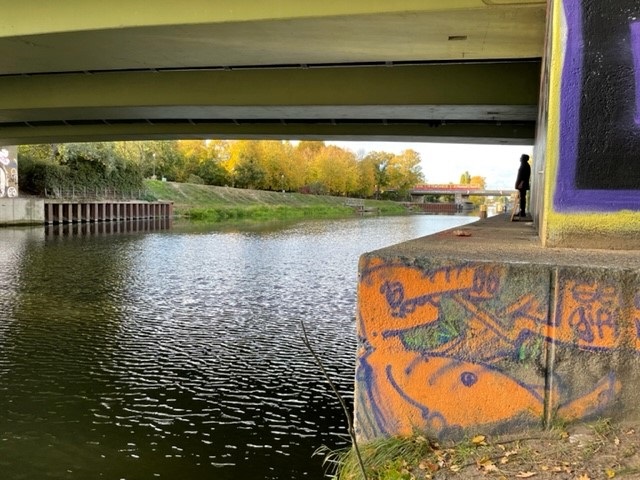 Bei der Darbietung „Gesang unter der Brücke“ nutzen die Kreativen das Brücken-Echo. (Bild: QM Beusselstraße)