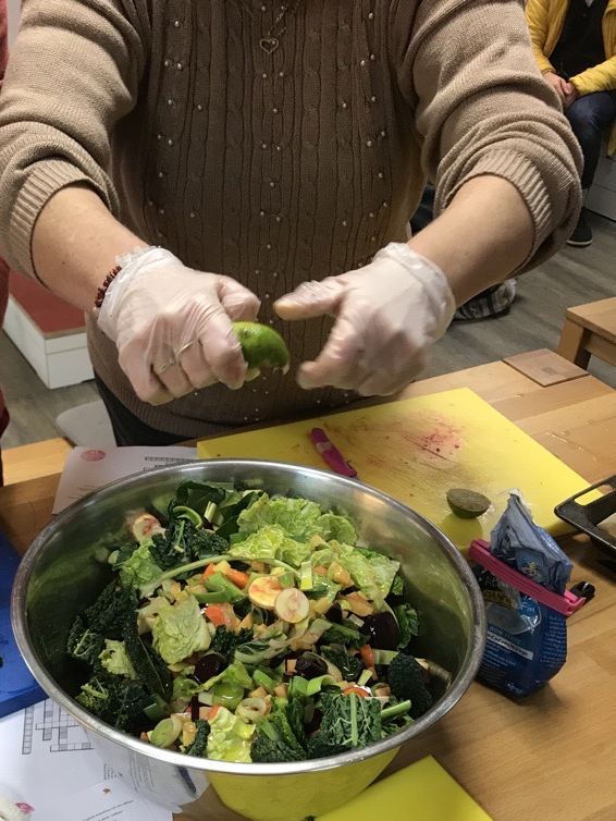Ein Spritzer Limette und eine Prise Freude – fertig ist der bunte Salat aus Wurzelgemüse. (Bild: QM Beusselstraße)