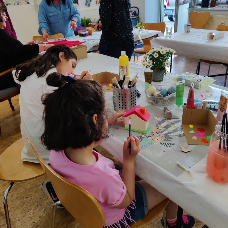 Kinder aus der Rixdorfer Schule konnten sich beim Basteln im Quartiersbüro Donaustraße-Nord kreativ ausleben. (Bild: Birgit Leiß/QM Donaustraße-Nord)