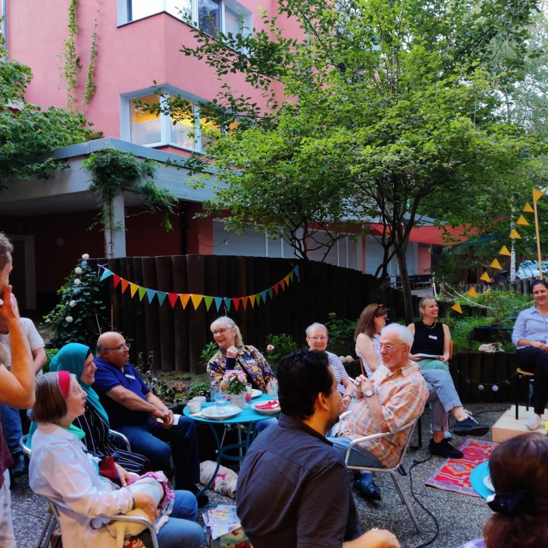 Zahlreiche Anwohnende feierten gemeinsam mit dem Quartiersrat das Sommerfest des QMs Donaustraße-Nord. (Bild: Birgit Leiß)