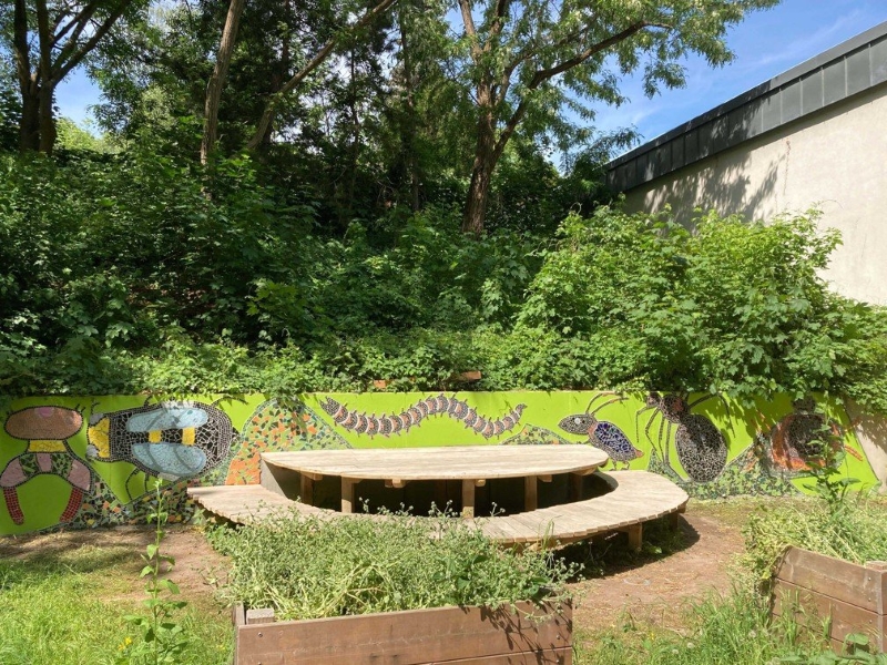 Das Sitzpodest aus Holz dient den Schulkindern des Albert-Schweitzer-Gymnasiums als grüne Freiluft-Aula. (Bild: Peggy Teichert)