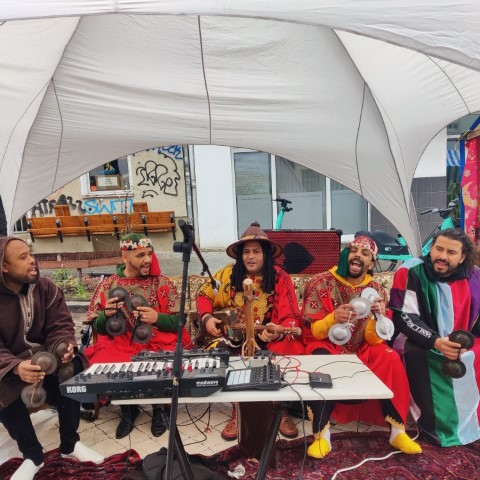 Die Band „Gnawa Black Koyo“ sorgte für ordentlich Stimmung mit ihren mystisch-marokkanischen Rhythmen. (Bild: Birgit Leiß)