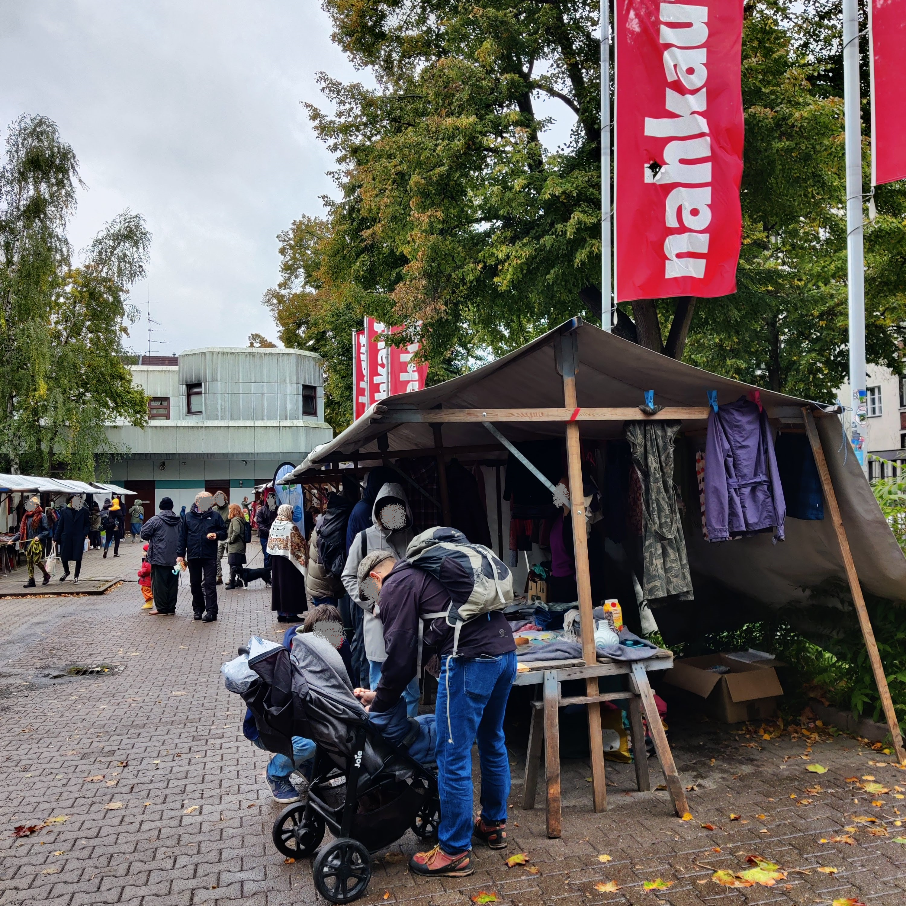 Trotz Wind und Wetter stöberten zahlreiche Anwohnende auf dem Kiezflohmarkt. (Bild: Birgit Leiß)