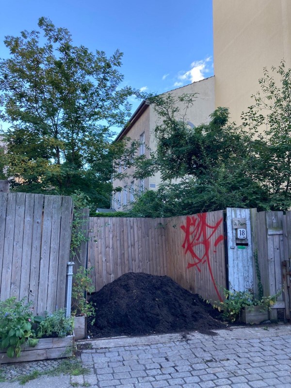 Mit der Pflanzenerde des Projekts „Erdiger“ können Anwohnende Baumscheiben, Hinterhöfe, Vorgärten und Balkone verschönern. (Bild: QM Soldiner Straße)