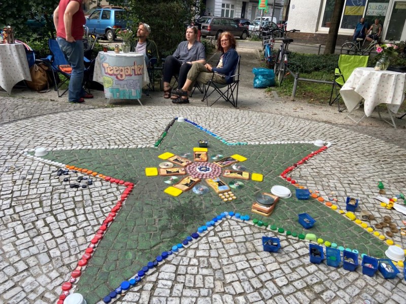 Auf dem Esperantoplatz entstand ein buntes Mandala aus Kronkorken und Plastikmüll. (Bild: QM Rixdorf)