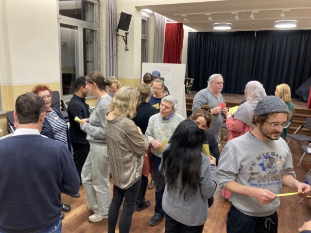 Bei dem Kennenlernspiel „Cocktailparty“ konnten die Mitglieder des Quartiersrats Rixdorf untereinander Kontakte knüpfen. (Bild: QM Rixdorf)
