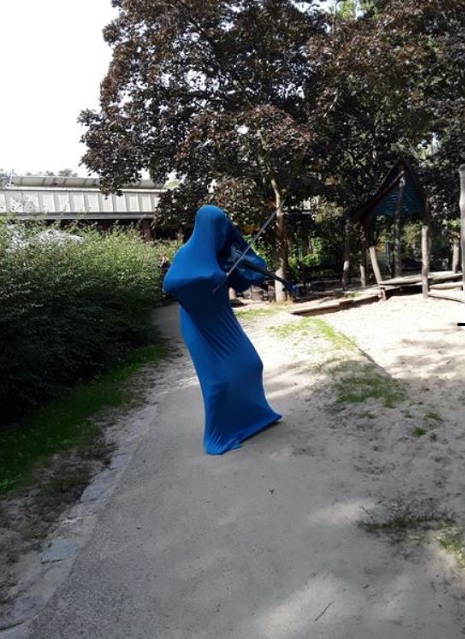 Isabel Stegner als blaues Musikgespenst im Rahmen eines Eltern-Kind-Workshops im Garten der Kita Highdechsen. (Foto: L. Schiefelbein)