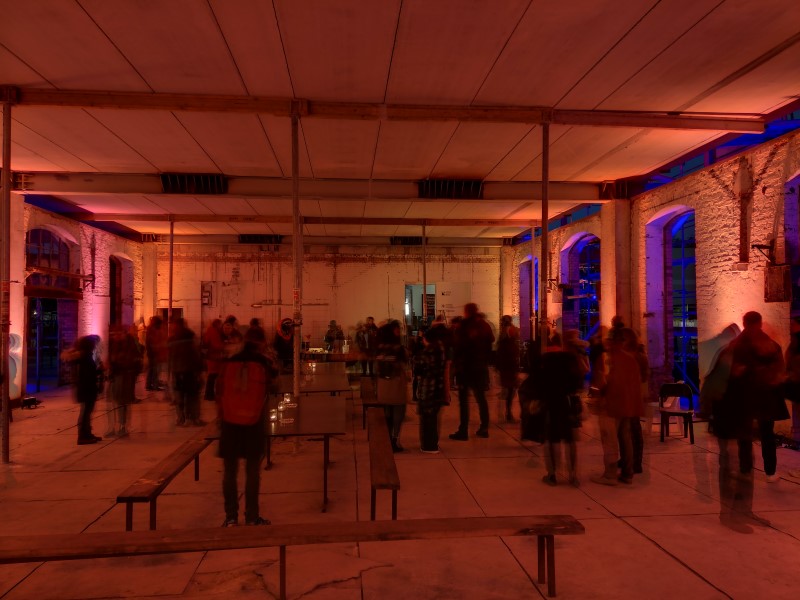 Im Innenraum des Gebäudes wurde der Abend bei Glühwein und Borschtsch gemütlich abgeschlossen. (Bild: S.T.E.R.N. GmbH, Matthias Einhoff)