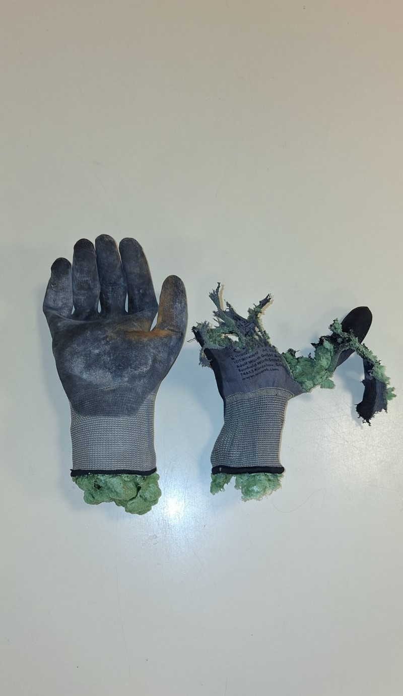 Die zerstörerischen Ergebnisse, die an den zerfetzten Modellen deutlich wurden, hinterließen großen Eindruck bei den Jugendlichen. (Bild: Kiezanker e. V.)