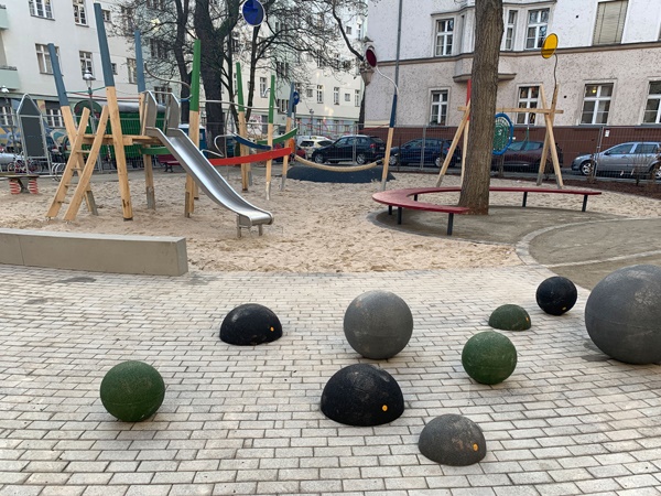 Neue Spielgeräte auf dem umgestalteten Spielplatz in der Geygerstraße. Bild: pro garten - Landschaftsarchitekten