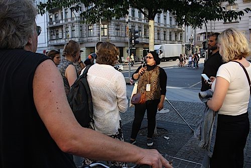 Stadtführerin Arij Semawar erklärt ihre Sicht auf Berlin. Foto: QM Richardplatz-Süd.