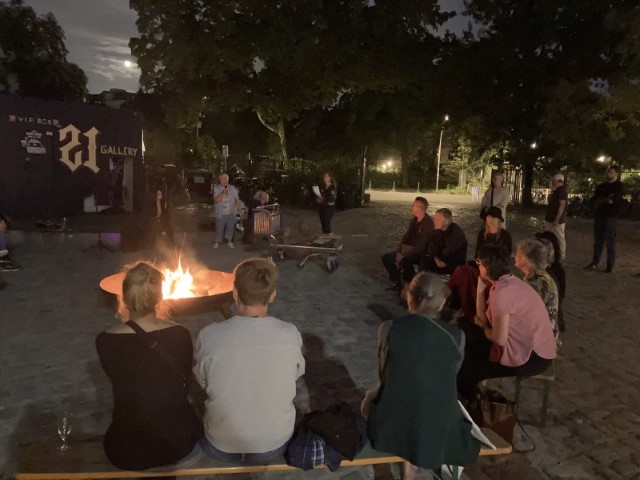 Die Anwesenden versammelten sich an dem lauen Abend rund ums Lagerfeuer und informierten sich über das ehrenamtliche Beteiligung im Stadtteil. (Bild: Gerald Backhaus)