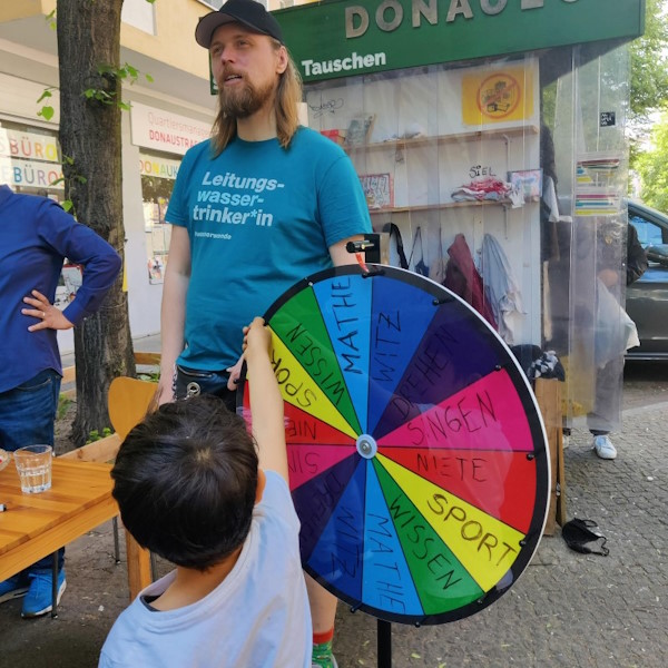 Das Quizrad war bei den Kindern im QM-Gebiet Donaustraße-Nord besonders beliebt. (Bild: Birgit Leiß /Webredaktion) 
