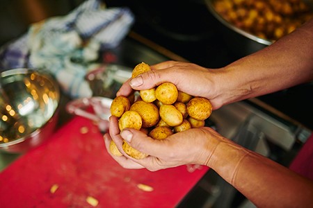 In den Kochworkshops von der Initiative „Restlos Glücklich e.V.“ lernen die Teilnehmenden einfach, gesund und nachhaltig zu kochen. Bild: Restlos Glücklich e.V.