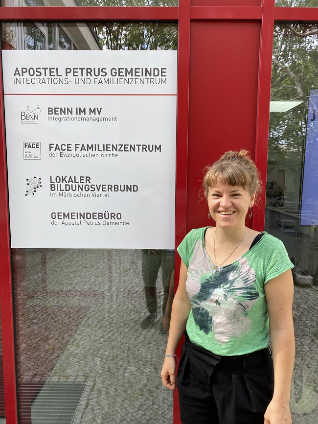 Kristin Bohner, Leiterin des Lokalen Bildungsverbunds Märkisches Viertel und Rollbergesiedlung, stellt sich und ihre Arbeit  vor. (Bild: QM Titiseestraße)