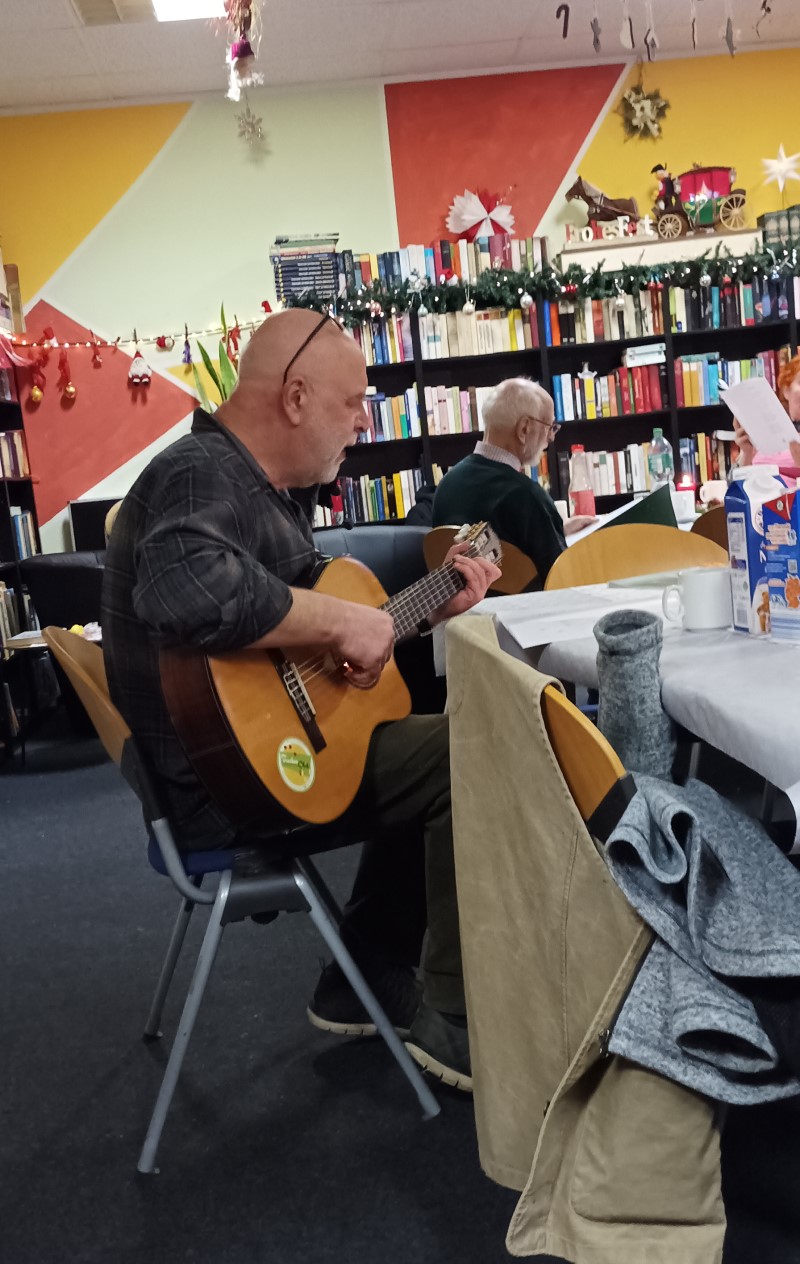 Gemeinsam mit dem Liedermacher Björn Trockenobst wurden am Nachmittag gemeinsam Weihnachtslieder gesungen. (Bild: Monika Wahrmann)