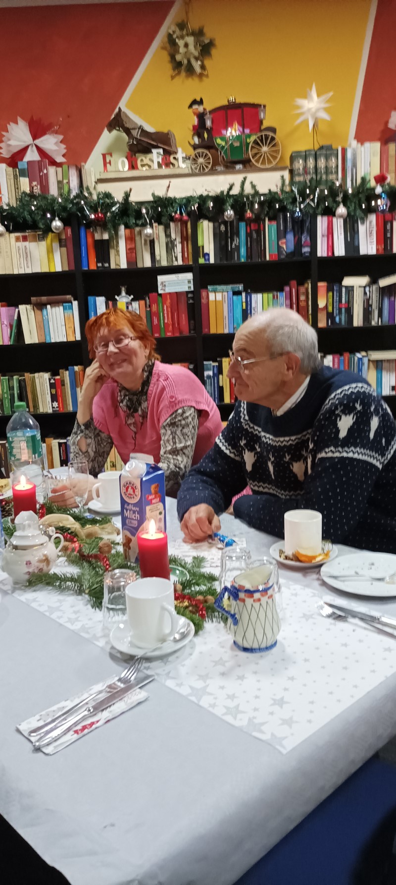 An den festlich geschmückten ließen sich die Anwesenden das vorbereitete Essen schmecken und kamen miteinander ins Gespräch. (Bild: Monika Wahrmann)