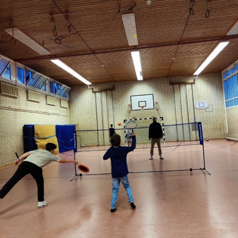Wenn es draußen kalt ist, können Kinder und Jugendliche auf dem Indoor-Spielplatz im Warmen spielen. (Bild: Birgit Leiß)