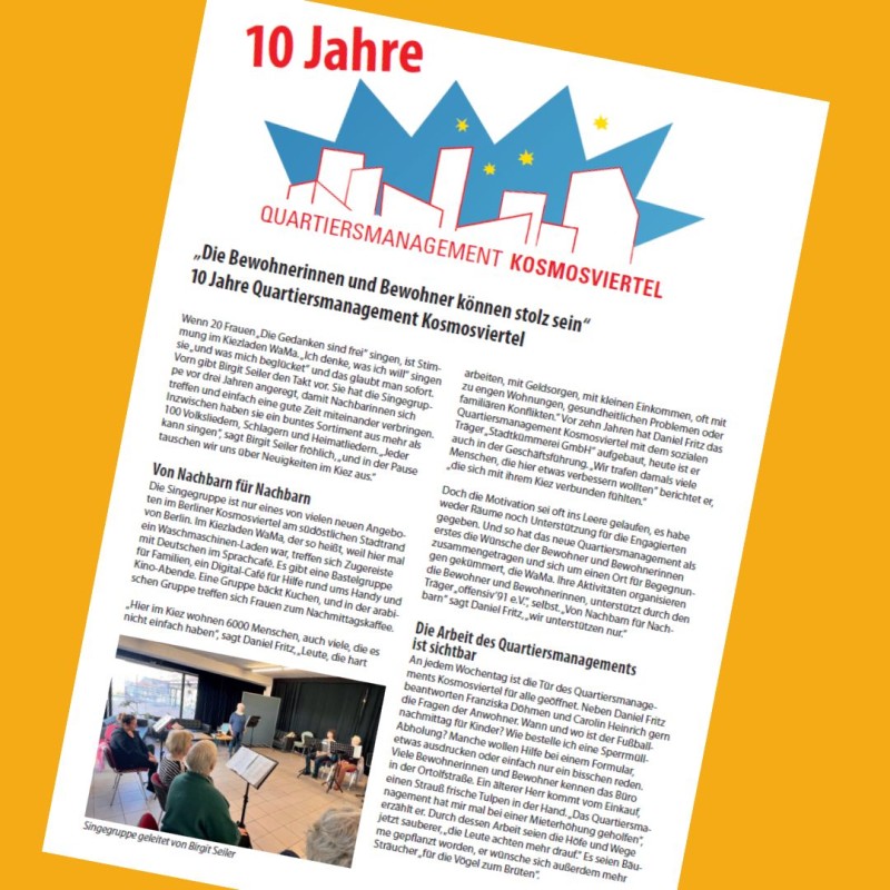 Broschüre anlässlich zehn Jahre Quartiersmanagement im Kosmosviertel mit Titelblatt und Foto einer Singgruppe.