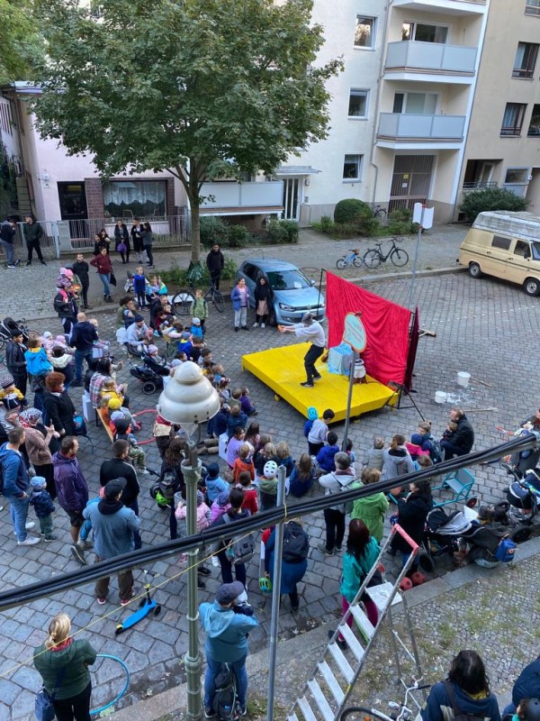 Im Soldiner Kiez feierte das Projekt „Reallabor Spielstraßen: Alles rollt!“ zum Autofreien Tag das Finale der Spielstraßensaison (Bild: QM Soldiner Straße / Wollankstraße)