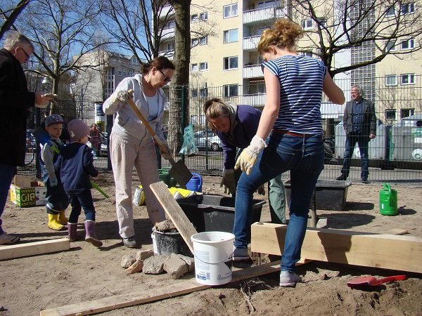 Nachbarinnen und Nachbarn beim Bau eines Gartenhauses im Frobengarten. Bild: gruppeF, QM, Nachbarschaftszentrum Steinmetzstraße