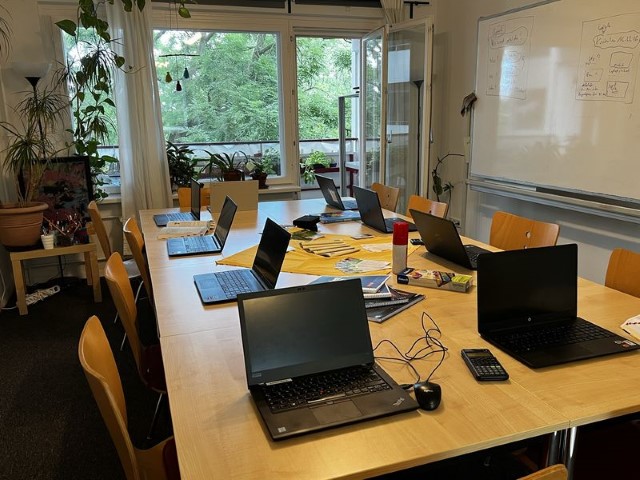 Das Lerncafé im Nachbarschaftstreff Sonnenblick ist mit Technik wie Laptops und Tablets ausgestattet. (Bild: Stephanus-Stiftung)