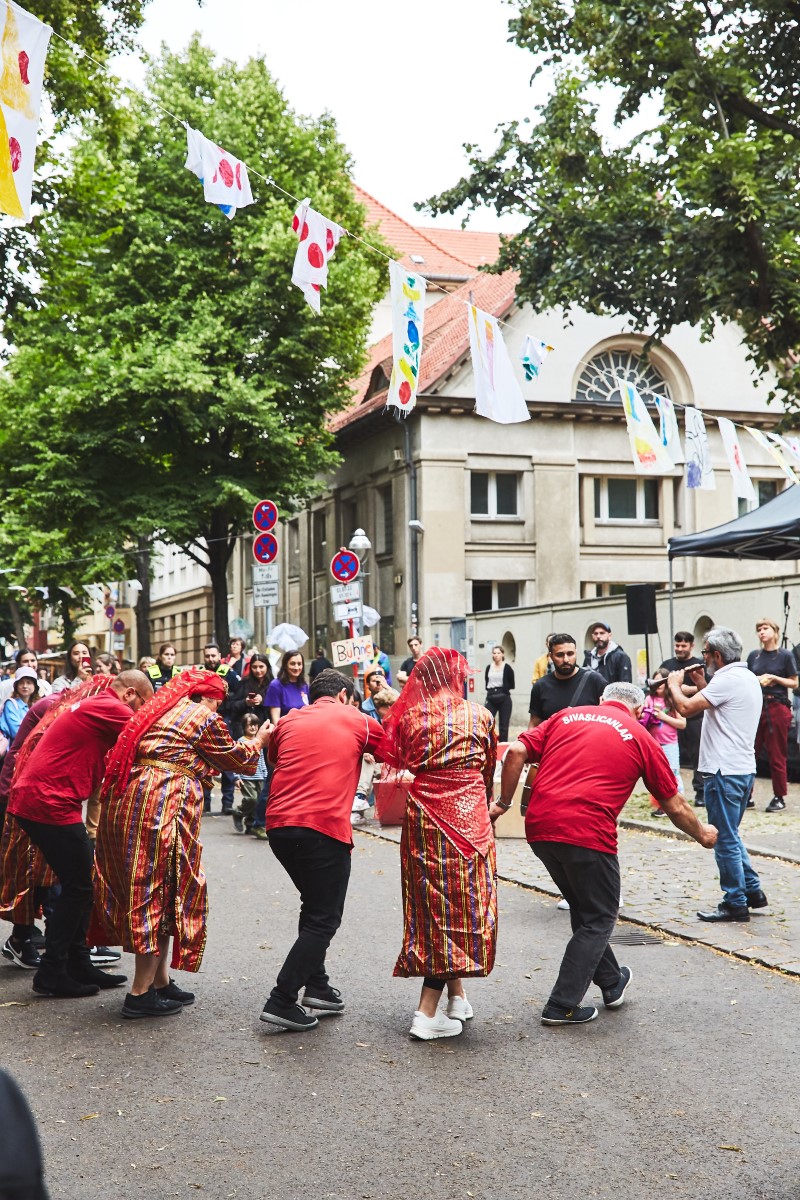 Bei Musik und Tanz kamen Anwohnerinnen und Anwohner am 1. Juli 2022 auf der Donaustraße zusammen. (Bild: Linda Hanses)