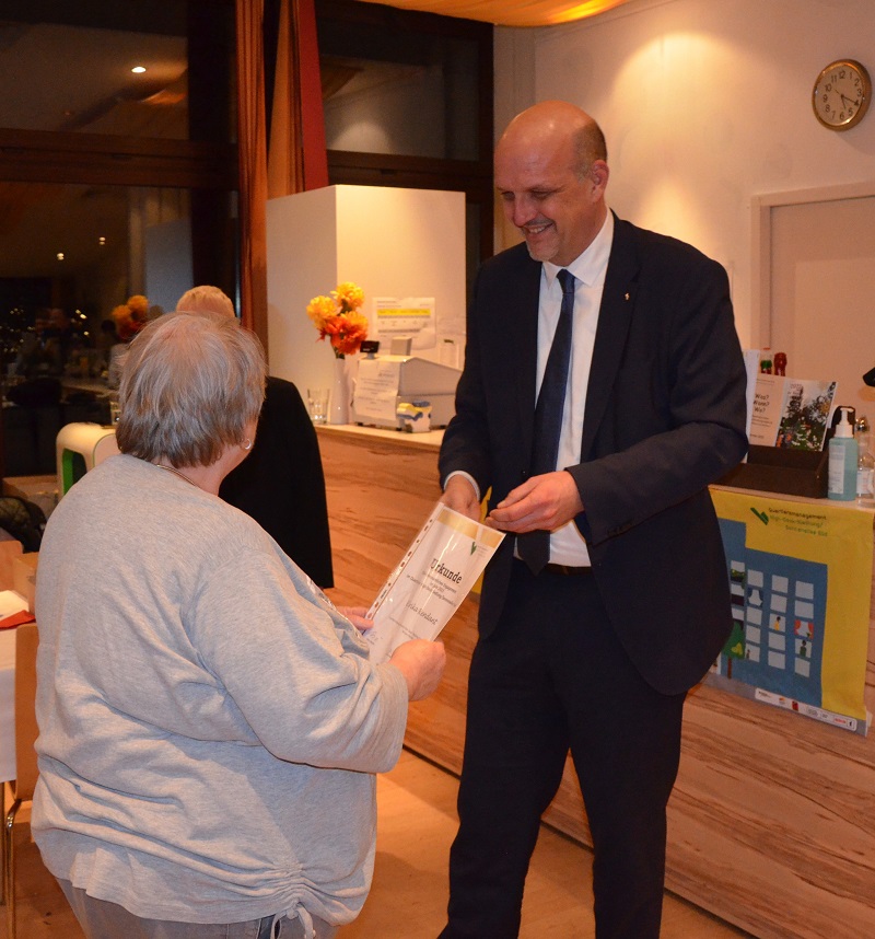Staatssekretär Machulik ist beeindruckt, dass so viele Menschen sich trotz der schwierigen letzten Jahre für ihren Kiez einsetzen. (Bild: QM High-Deck-Siedlung / Sonnenallee Süd, Weeber+Partner)