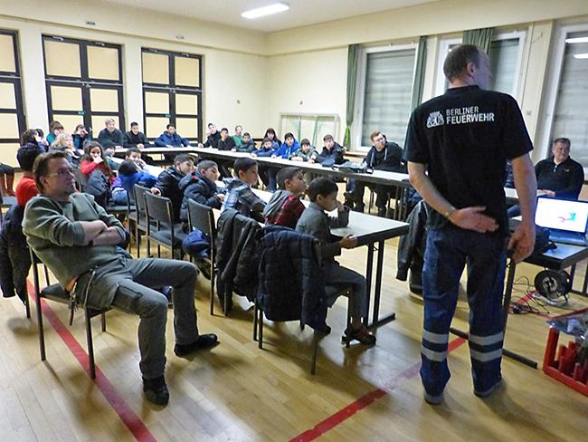 Praktische Vorführungen und Anleitungen der Feuerwehr zur Böller-Sicherheit. Bild: Kinder- und Jugendzentrum Lessinghöhe 