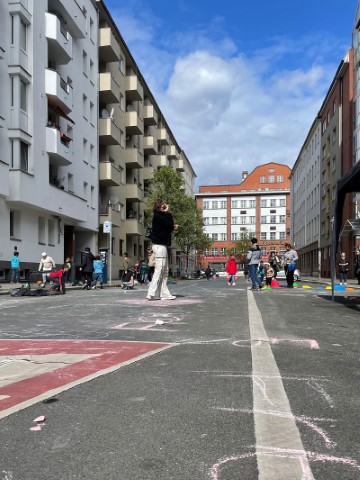 Im Sonnenschein fand die Einweihung der Antonstraße als neue temporäre Spiel- und Nachbarschaftsstraße statt. (Bild: QM Pankstraße)