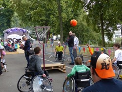 Streetball im Rollstuhl beim inklusiven Kinder- und Jugendfest  Foto: Volker Kuntzsch