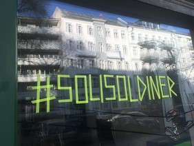#solisoldiner an der Fensterscheibe des Vorortbüros. Foto QM  Soldiner Straße