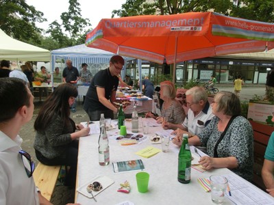 Beim Promenadenbuffet rund um das „Bunte Haus“ konnten verschiedene Speisen und Getränke probiert werden. Foto: S.T.E.R.N.