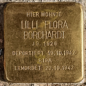 Der Stolperstein erinnert an die Familie Borchardt, die neben dem Park in der Pallasstraße 12 wohnte. Bild: Bertram von Boxberg